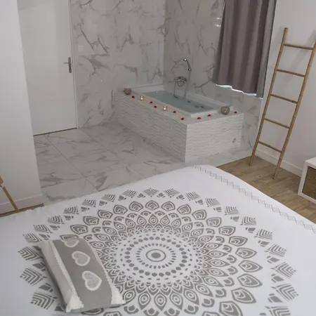 Triplex 110 M2 Centre Historique Avec Jacuzzi * Dinan